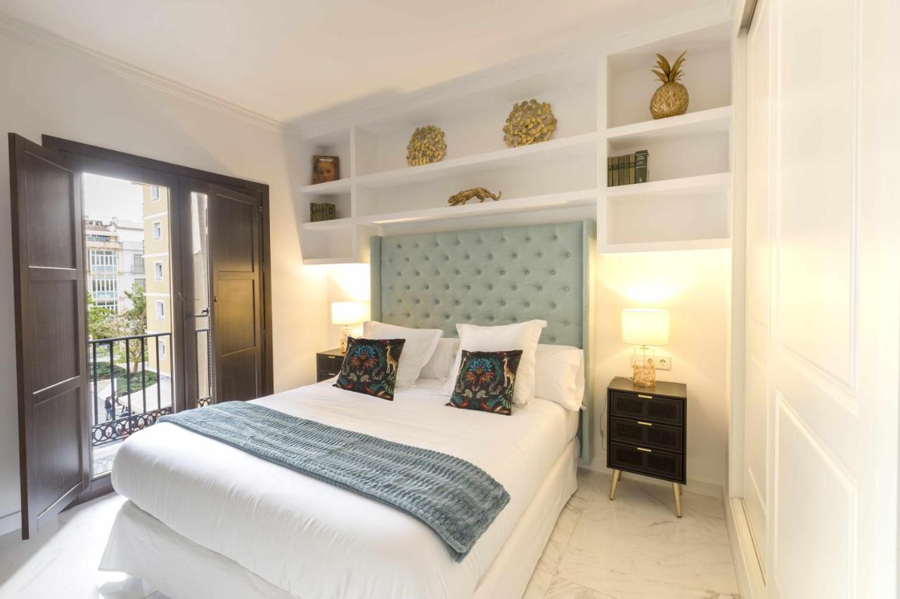 The Clock House Luxury Urban Suites Малага Стая снимка