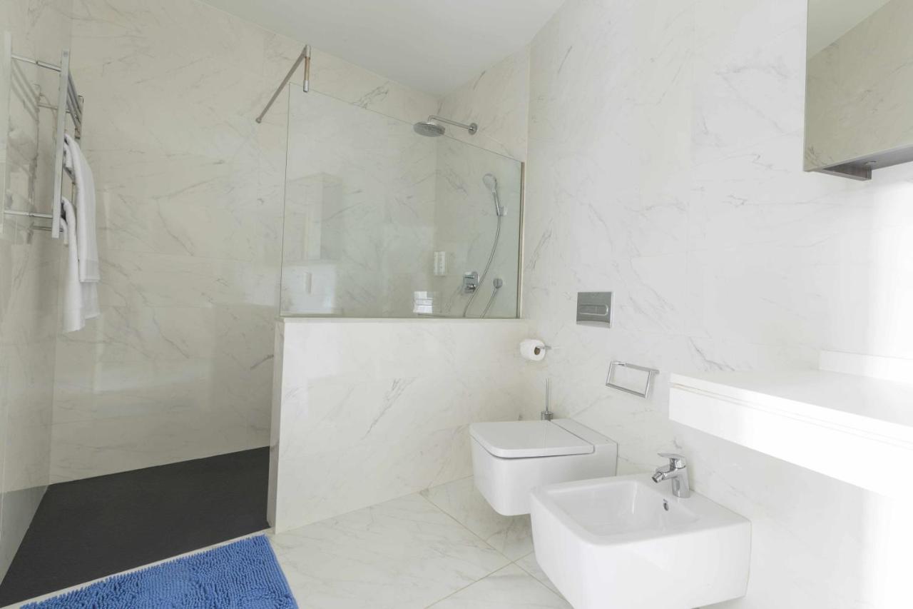 The Clock House Luxury Urban Suites Малага Стая снимка