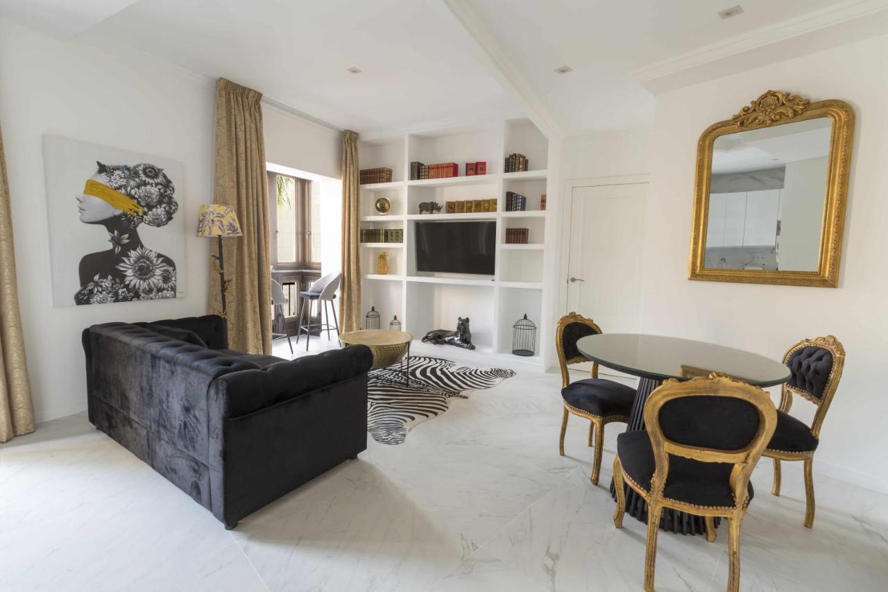 The Clock House Luxury Urban Suites Малага Стая снимка