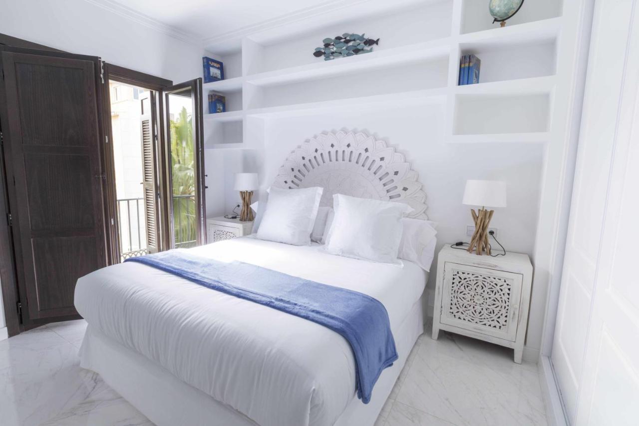The Clock House Luxury Urban Suites Малага Стая снимка