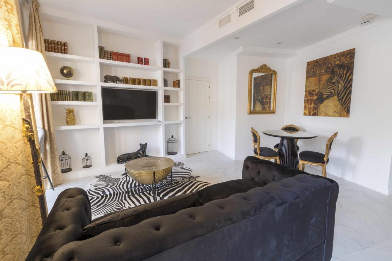 The Clock House Luxury Urban Suites Малага Стая снимка